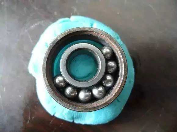 隨后將內圈擠到鋼珠那邊，使鋼珠卡在凹槽中間